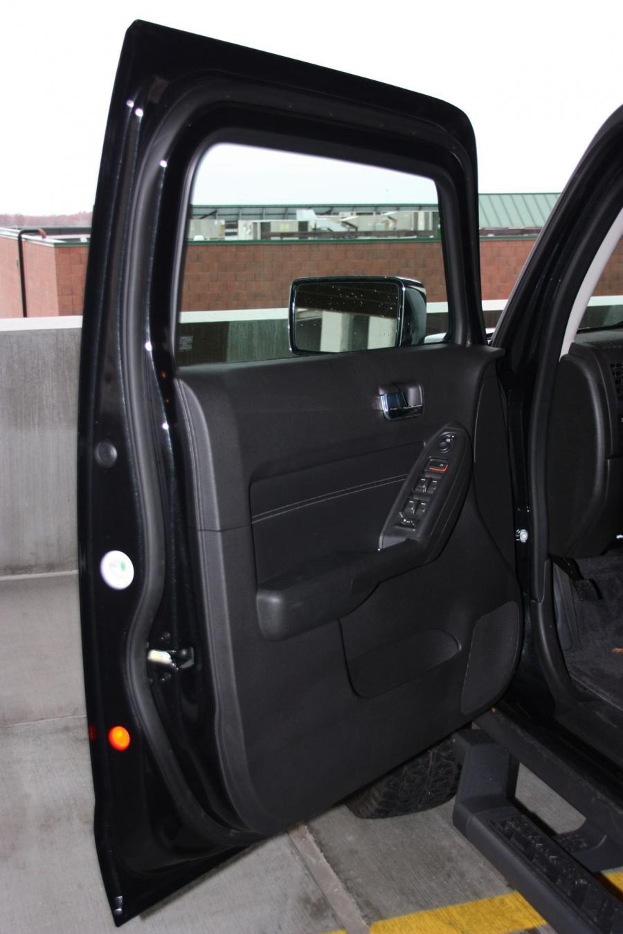 Детали интерьера Hummer H3T Alpha 2009 года  (фото 8 из 41)